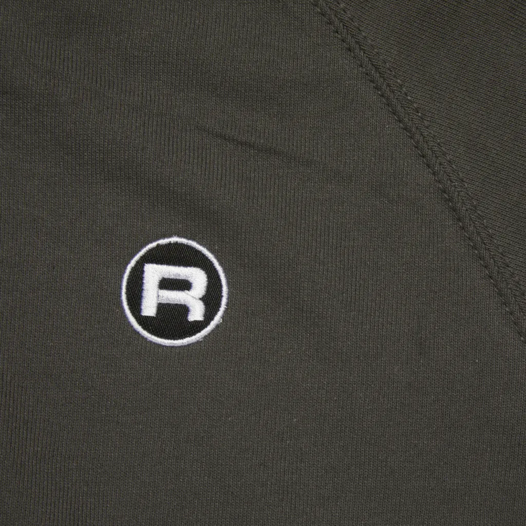 sweatshirt-front-grey-detail.webp